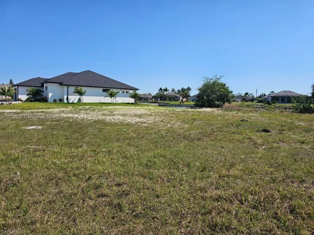View of yard with a residential view