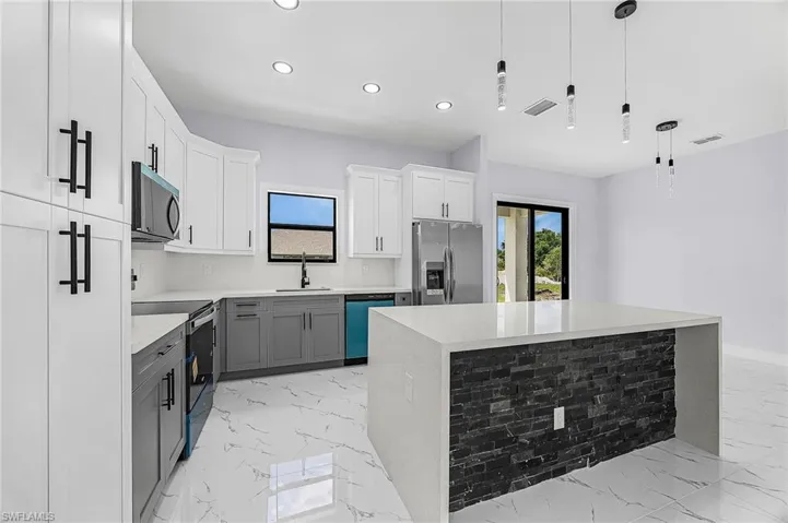 2700  41st W ST, Lehigh Acres, FL 33971