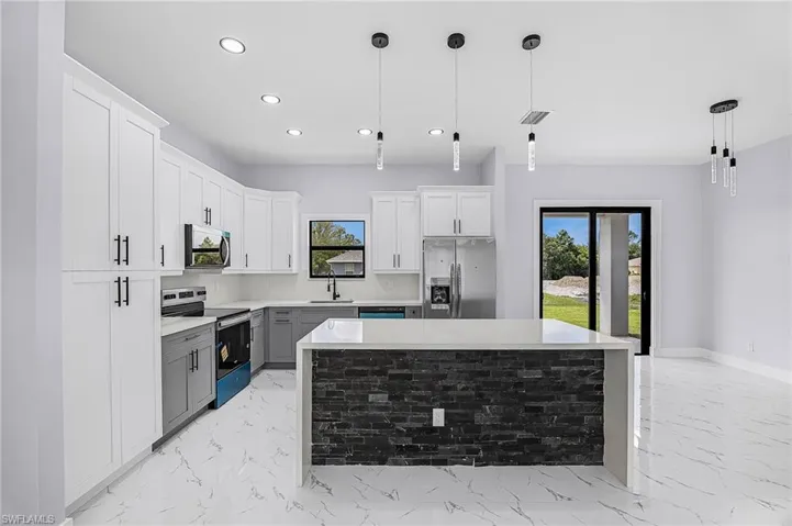 2700  41st W ST, Lehigh Acres, FL 33971