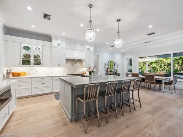 Large island with gorgeous leathered quartzite top