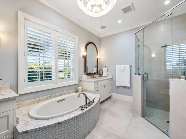 Gorgeous luxury bath.
