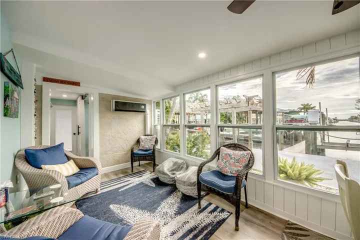 Sunroom / solarium with ceiling fan