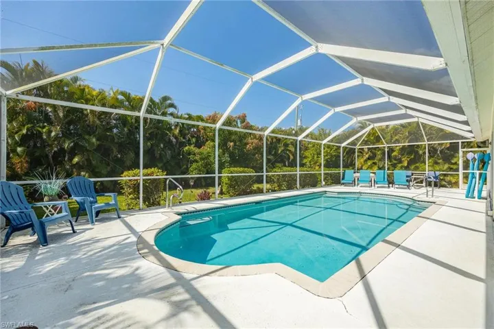 Private, pool backyard. New 2022 screen lanai.