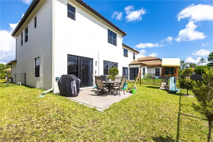 8820  Madrid  CIR, Naples, FL 34104