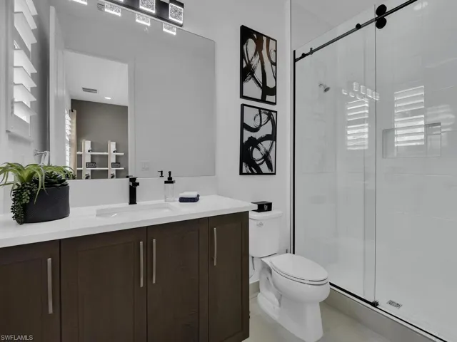 Guest Suite Bath - Second Floor