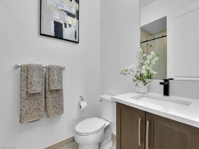 Full Guest Bath on 1st Floor