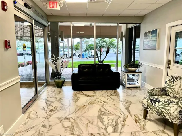 5  Bluebill  AVE, Naples, FL 34108