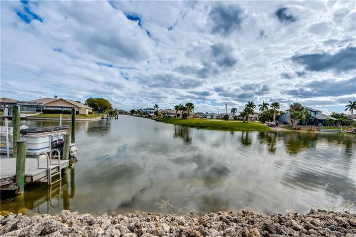 Miles and miles of canals and lakes to explore on your boat