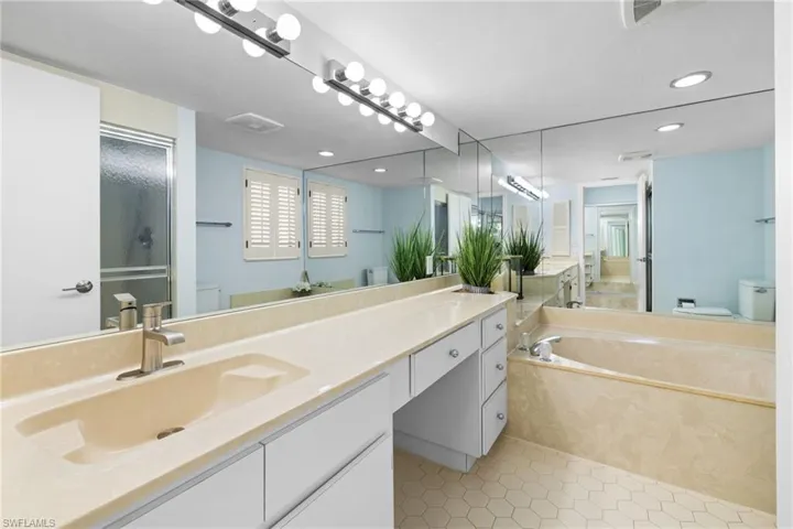 6710 Pelican Bay Blvd 422, Naples, Florida 34108
