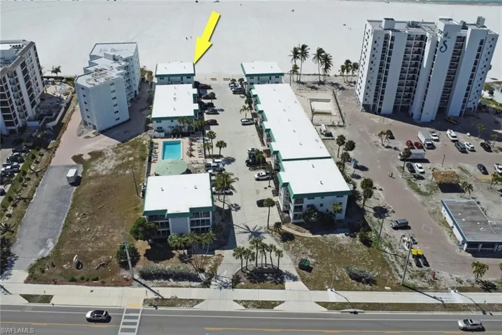 Bird's eye view of apartment complex / building