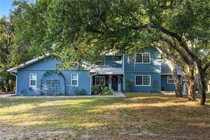 View of front of house featuring a front yard