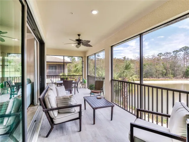 Sunroom / solarium with ceiling fan