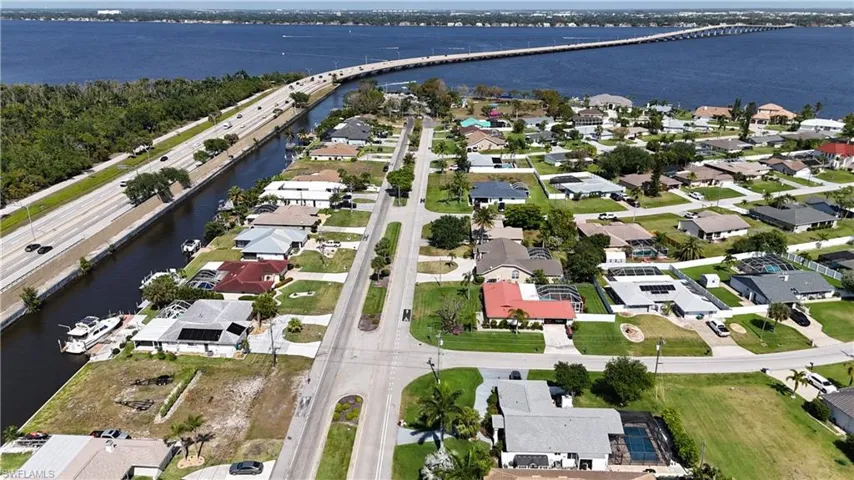 You could live this close to the river and there is a boat ramp waiting for you!