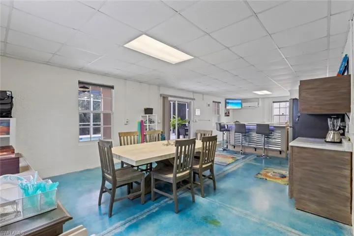 1st floor bonus space with a bar, just off the pool. Perfect for entertaining