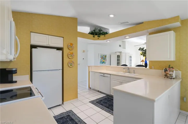 768  Wiggins Lake  DR, Naples, FL 34110