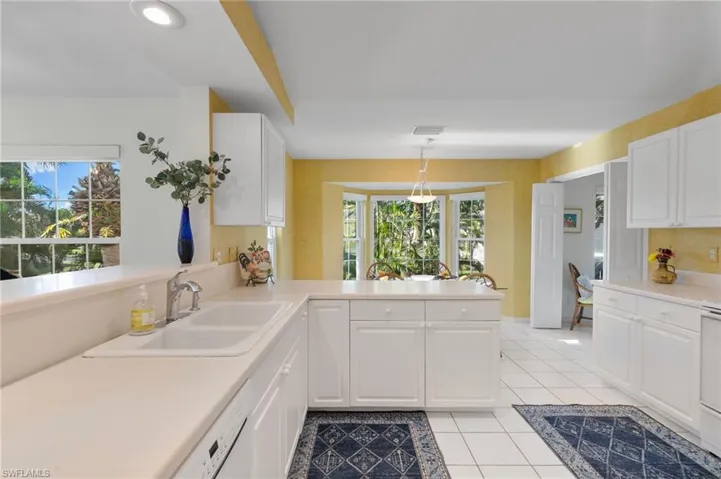 768  Wiggins Lake  DR, Naples, FL 34110