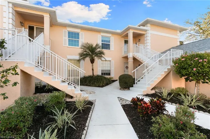 768  Wiggins Lake  DR, Naples, FL 34110