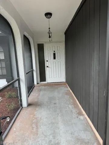 Doorway to property with screen enclousure