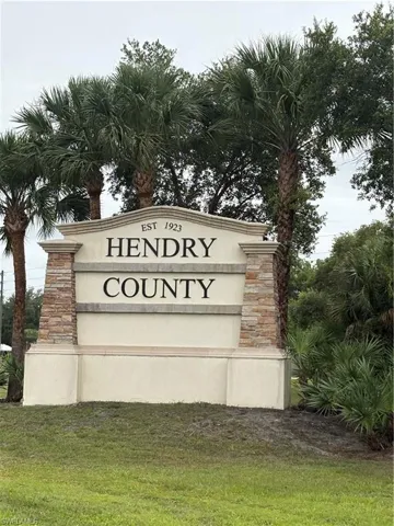 Stone-clad monument signage with established date