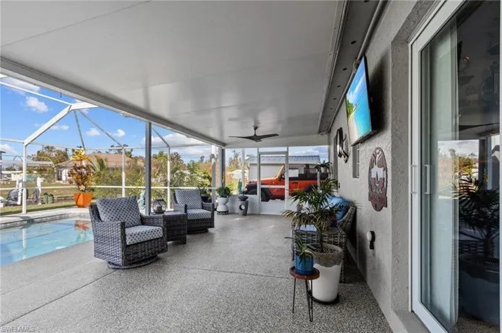 Sunroom with ceiling fan
