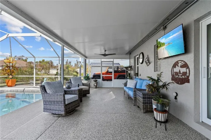 Sunroom / solarium featuring a pool and ceiling fan