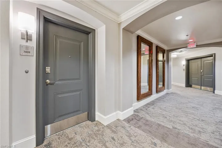9123  Strada  PL, Naples, FL 34108