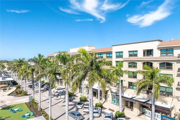 9123  Strada  PL, Naples, FL 34108