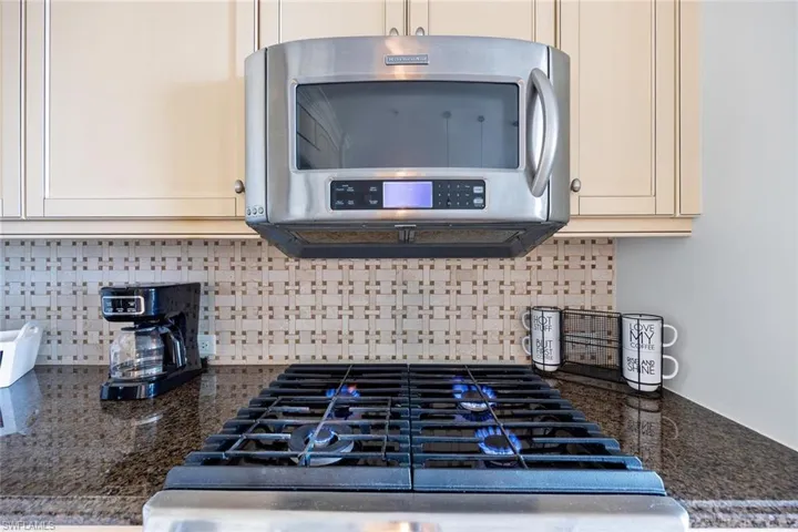 9123  Strada  PL, Naples, FL 34108