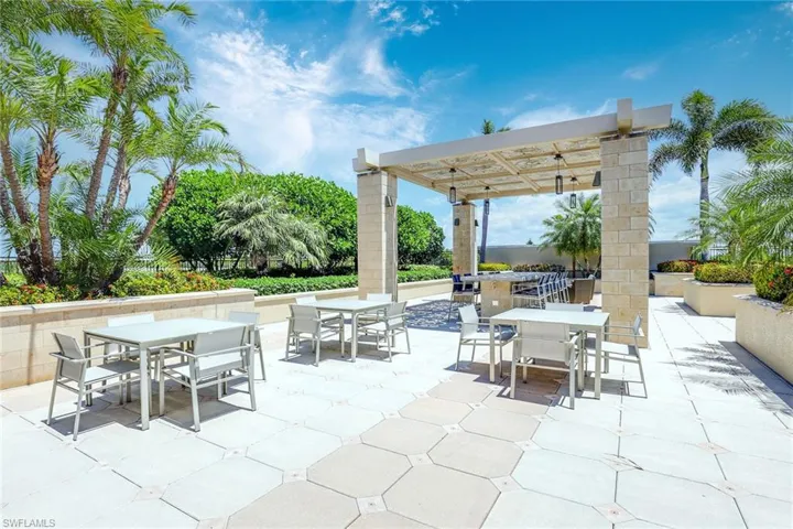 9123  Strada  PL, Naples, FL 34108