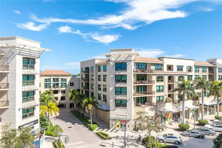 9123  Strada  PL, Naples, FL 34108