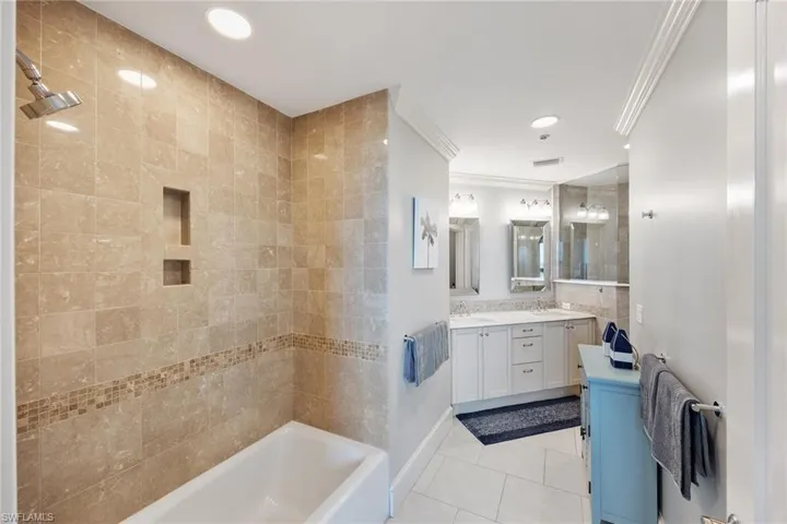 9123  Strada  PL, Naples, FL 34108
