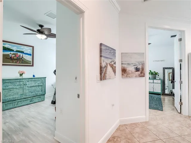 Private hallway to both guest bedrooms / Den