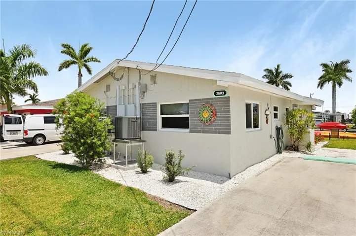 View of front facade with a front yard