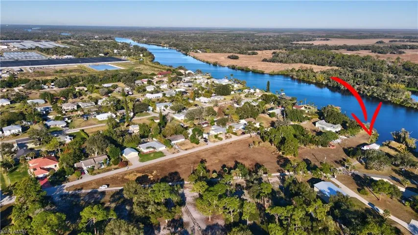 Great boat access the Callosahatchee river is navigable from the Gulf to the Atlantic Ocean.