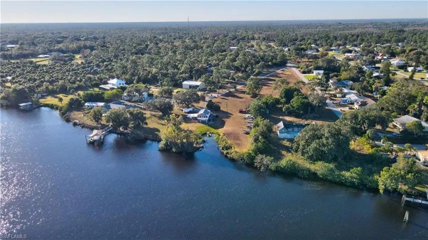 Fabusous Caloosahatchee river front! HUGE Private Yacht Basin!