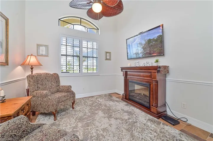 Sitting room with ceiling fan