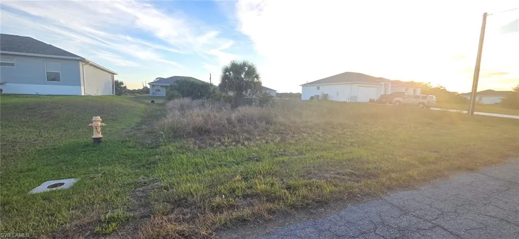 View of grassy yard featuring a residential view
