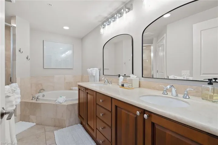 1015  Sandpiper  ST, Naples, FL 34102