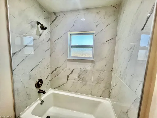 Bathroom with tiled shower / bath