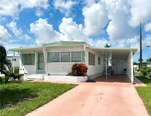 Manufactured / mobile home with a carport