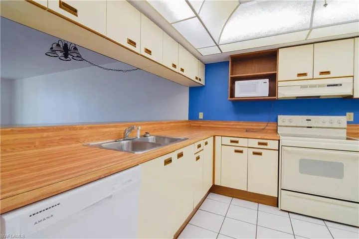2067 W Lakeview  BLVD, North Fort Myers, FL 33903