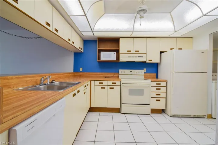 2067 W Lakeview  BLVD, North Fort Myers, FL 33903