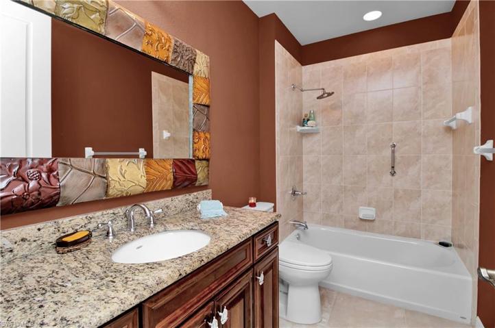 Ensuite bath with bath/shower combination