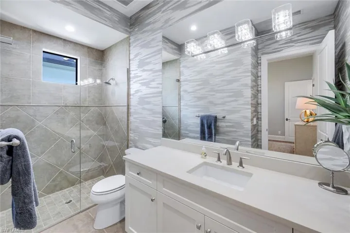 Ensuite bathroom 2