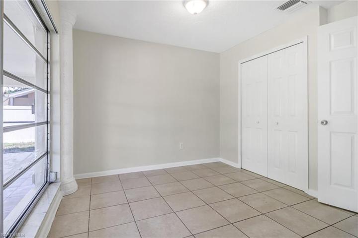 half room/Den