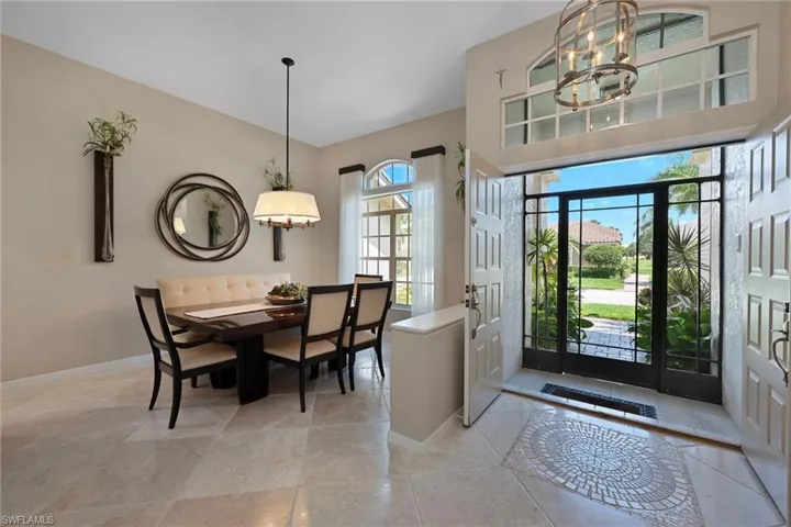 Dining room/entry