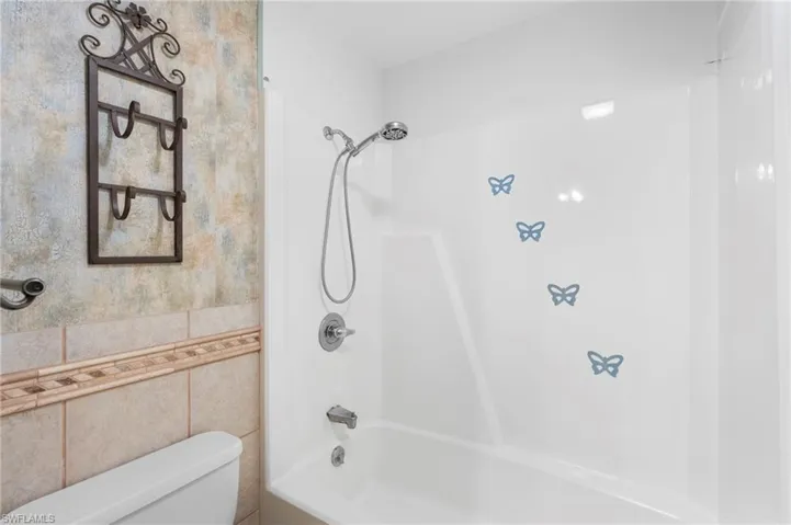 Full bath with toilet and shower / bathtub combination