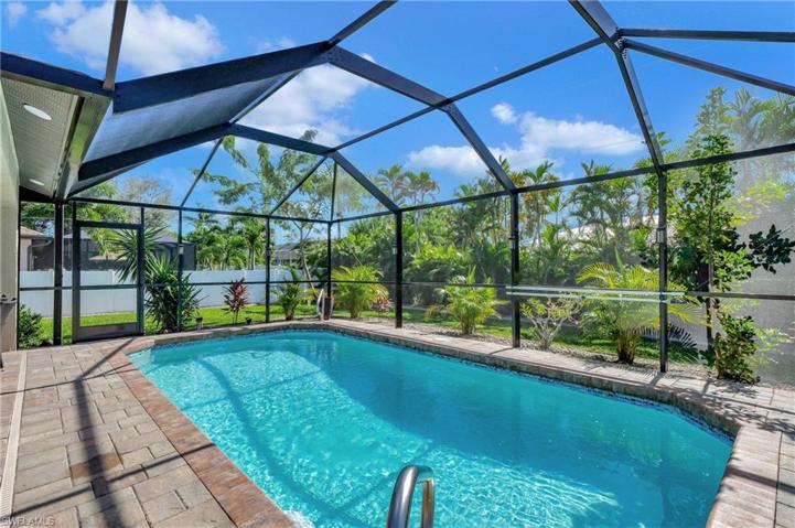 Custom pool totally enclosed