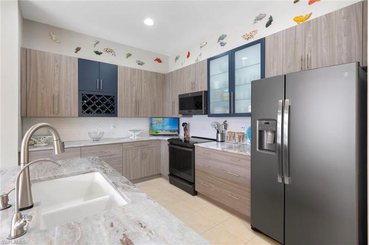 Pull out kitchen cabinet drawers that have a lot of space!