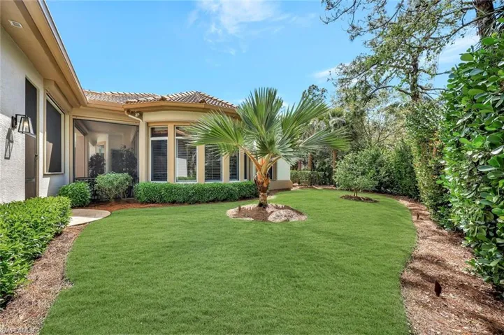 Private Yard w. Lemon Tree & Tropical Foliage